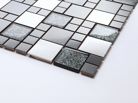 Installation von Mosaikfliesen aus Edelstahl, Aluminium und Kupfer
